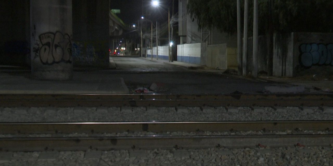 Obstruye empresa ferroviaria una importante vialidad