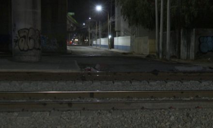 Obstruye empresa ferroviaria una importante vialidad
