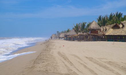 Turistas son arrastrados por la corriente en playa de Acapulco; uno muere y hay uno desaparecido