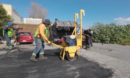 Refuerza Javier Díaz programa de bacheo en Saltillo
