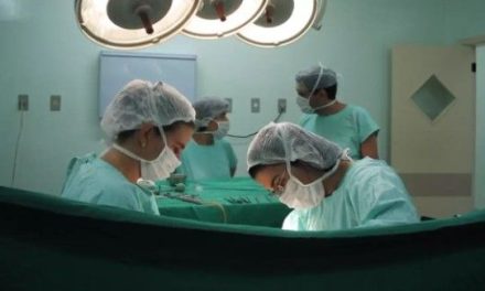 Tragedia por regalo de XV años: Joven sufre derrame cerebral tras rinoplastia en clínica de la CDMX