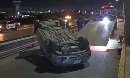 Saltillo: Se descontrola bajando de puente y logra salir ileso tras volcar su auto