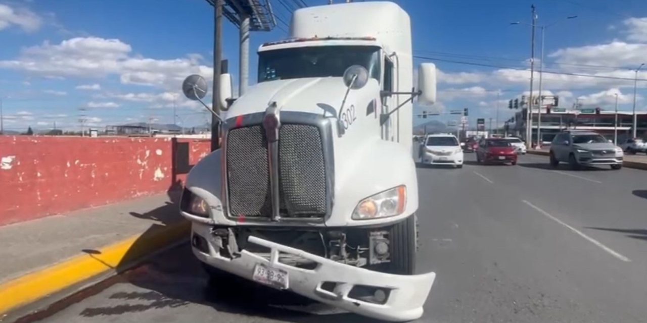 Trailero da vuelta prohibida y provoca choque en Saltillo
