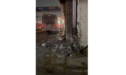 Saltillo: Transporte de personal se estrella contra fachada de un banco