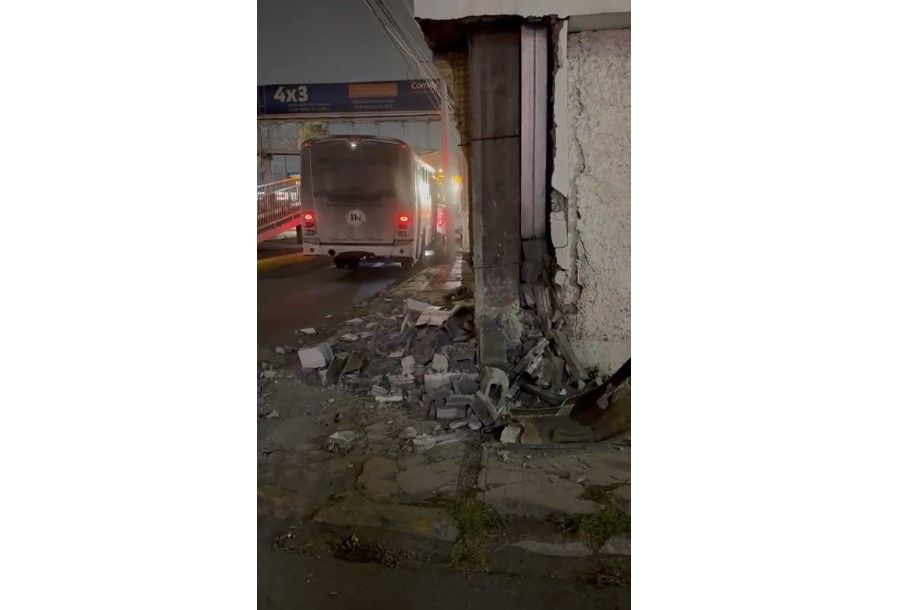 Saltillo: Transporte de personal se estrella contra fachada de un banco