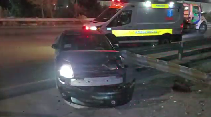 Saltillo: Viga metálica frena su carrera, ebrio abandonó su vehículo