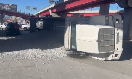 Volcadura de tractocamión deja  daños materiales en Saltillo