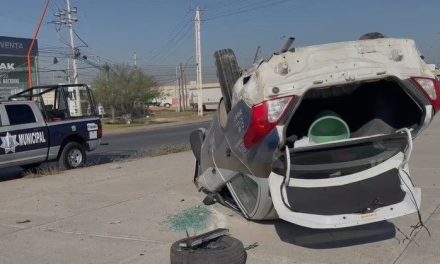 Vehículo de seguridad privada volcó tras ponchadura en el libramiento Óscar Flores Tapia