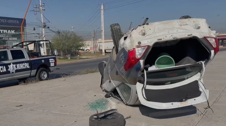 Vehículo de seguridad privada volcó tras ponchadura en el libramiento Óscar Flores Tapia