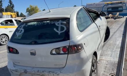 Vuelca automóvil tras falla mecánica en el bulevar Emilio Arizpe de la Maza