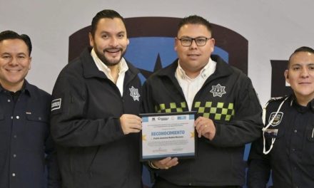 Carlos Villarreal reconoce a policías de Monclova