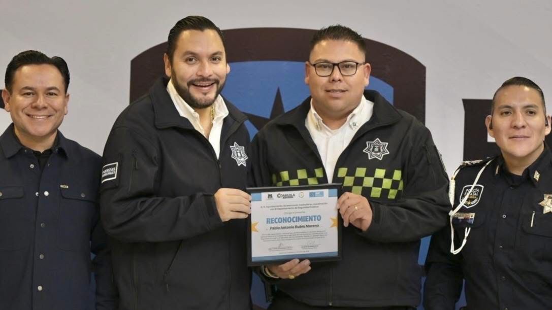 Carlos Villarreal reconoce a policías de Monclova