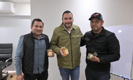 Carlos Villarreal fortalece el desarrollo del sector apícola en Monclova