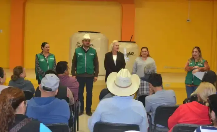 Entregan tinacos del programa Mejora Coahuila