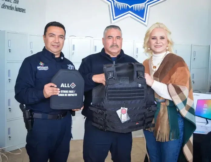Laura Jiménez entrega equipo a elementos policiacos