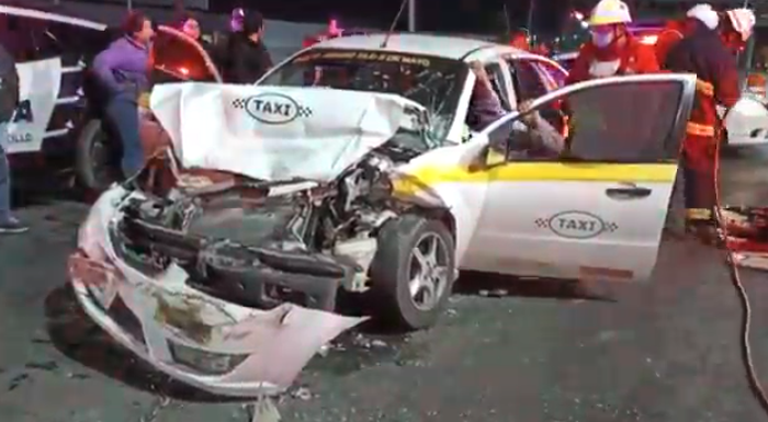 Saltillo: Taxista ebrio se estrella contra patrulla, responsable fue llevado hasta un hospital