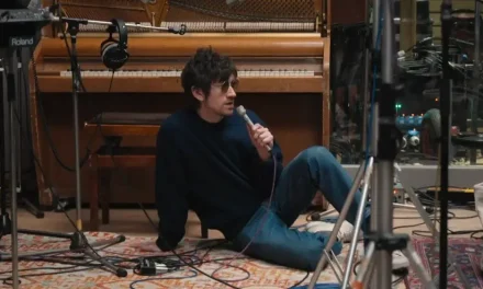 Arctic Monkeys reaparece con sencillo a beneficio y mantiene pausa creativa
