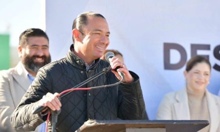 Emilio de Hoyos entrega cancha deportiva en la UTC