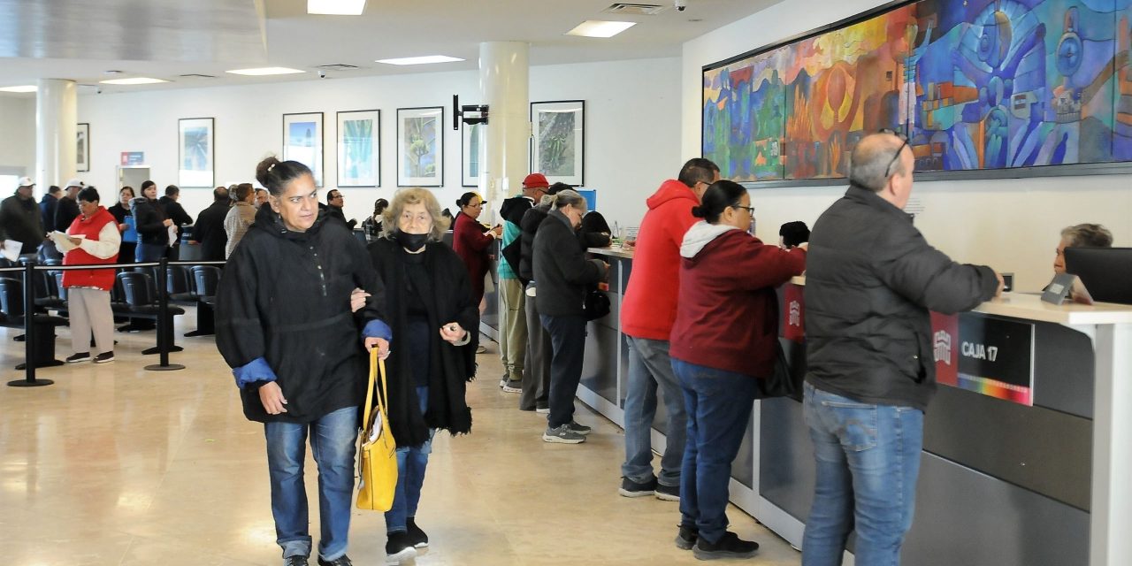 Acuden contribuyentes a realizar su pago del predial en Torreón