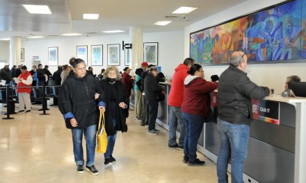 Acuden contribuyentes a realizar su pago del predial en Torreón