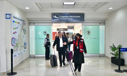 Román Cepeda recibe vuelo Monterrey-Torreón y anuncia nueva conexión aérea a Hermosillo