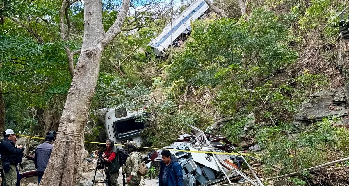 Sube a 14 cifra de muertos por descarrilamiento de tren
