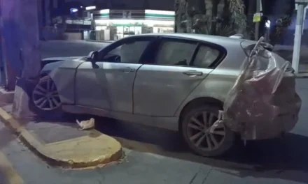 Saltillo: Hombre abandona su auto tras chocar al norte de la ciudad… se echa a correr en medio del frío