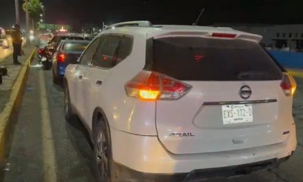 Motociclista se impacta contra camioneta al norte de Saltillo