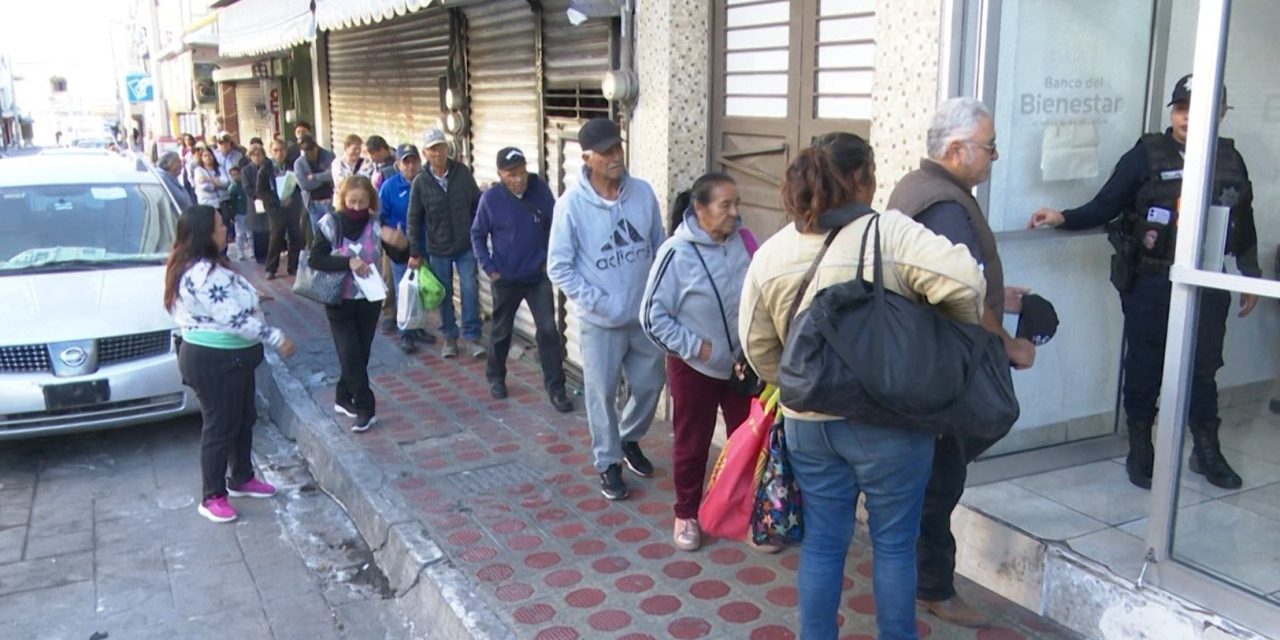Acuden a cobrar la pensión correspondiente al primer bimestre
