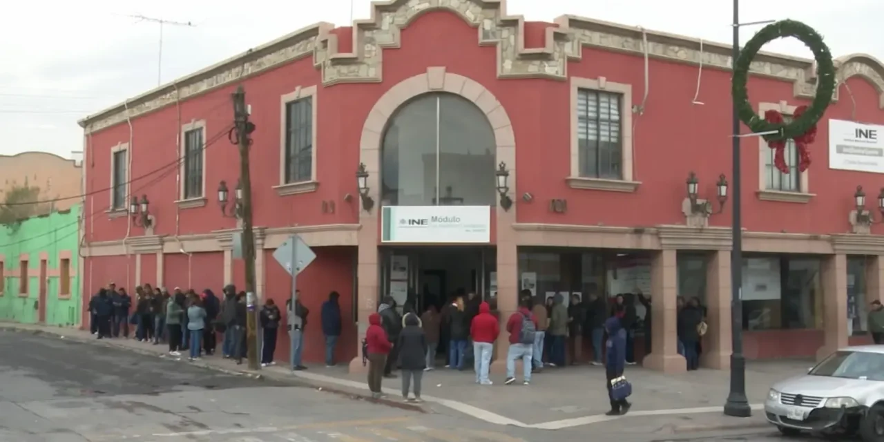 Acuden a solicitar credencial de elector en Saltillo