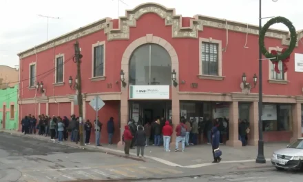 Acuden a solicitar credencial de elector en Saltillo