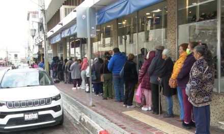Adultos mayores soportan el frío y esperan horas para cobrar la pensión
