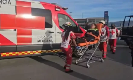 Saltillo:  Atropella a oficial de Tránsito y termina chocando