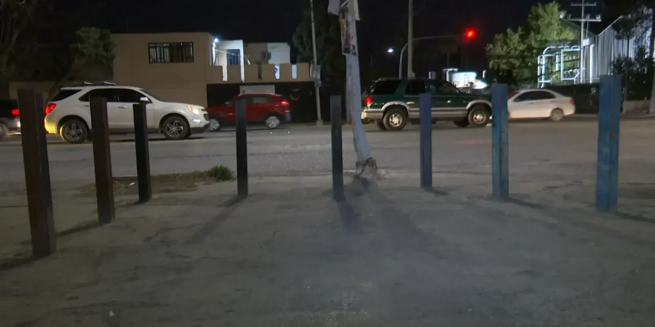 Bloquean banquetas con estructuras en Saltillo
