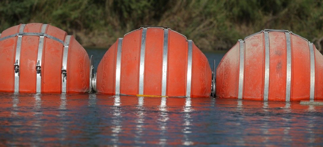 Embajada de EE. UU. advierte sobre ’muro flotante’ en el río Bravo: ’Ni lo intentes’