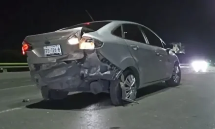 Chocan en lo alto del puente en Saltillo