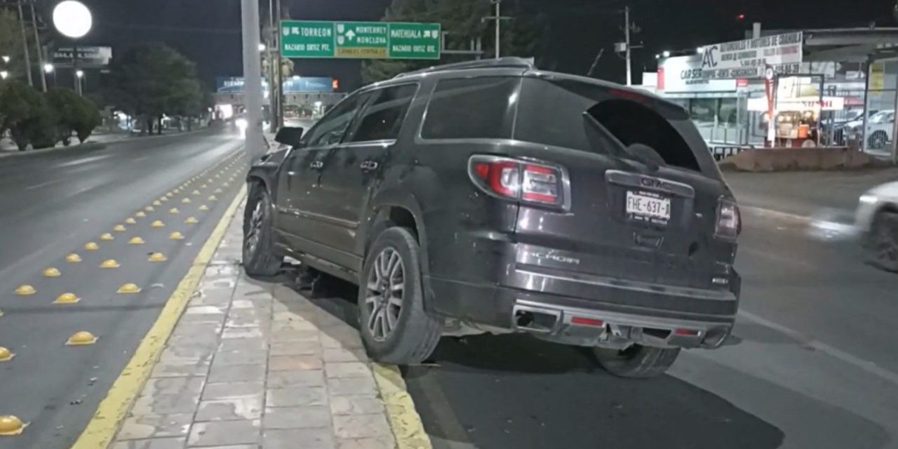 Mujer choca y se proyecta contra luminaria en Saltillo