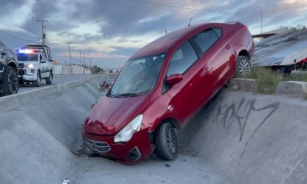 Conductor cae a canal pluvial en la colonia Puerta del Oriente