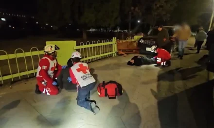 Conductor pierde el control y arrolla a dos mujeres en Saltillo