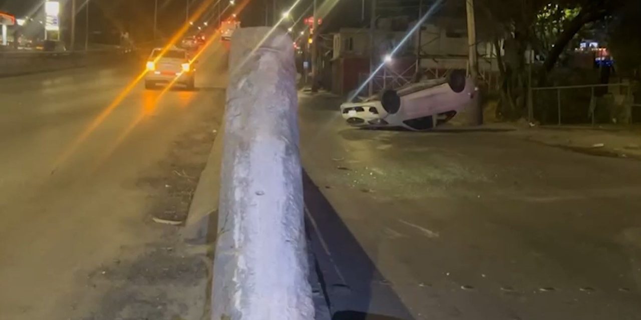 Conductor provoca choque con volcadura al sur de Saltillo
