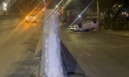 Conductor provoca choque con volcadura al sur de Saltillo