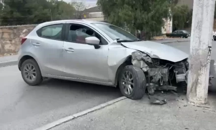 Conductora pierde el control y se estrella contra un poste en Saltillo