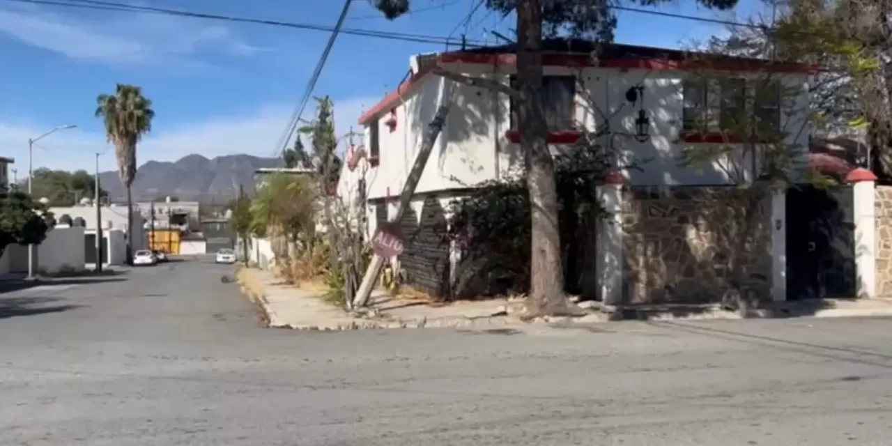 Dañan poste y ponen en riesgo a vecinos en Virreyes