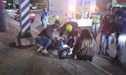 Derrapa motociclista tras golpear el camellón en Saltillo