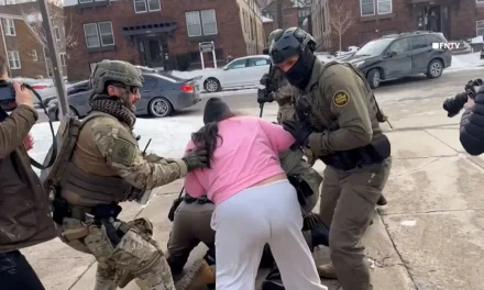 Detienen a 12 personas y un bebé termina hospitalizado tras choque entre manifestantes y el ICE en Minnesota