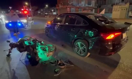 Dos motociclistas adolescentes resultan lesionados tras choque en el bulevar Otilio González