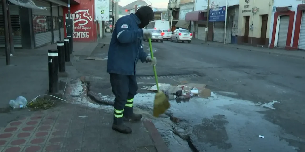 Saltillo: En lamentables condiciones banquetas de la calle Pérez Treviño