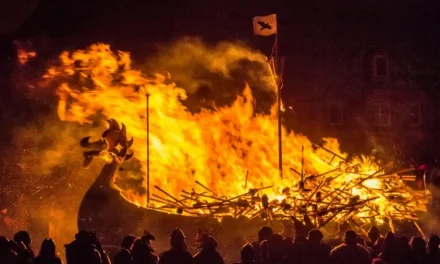 Festival vikingo en Escocia transforma Lerwick en un escenario de fuego y tradición