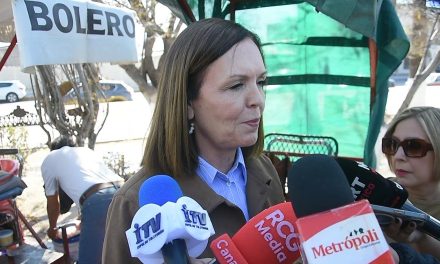 Festeja alcaldesa de Frontera a boleros en su día