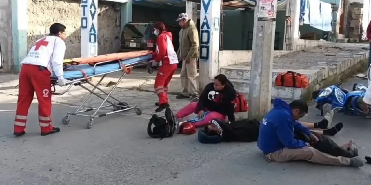 Fuerte choque lanza a padre e hijo al pavimento en pleno centro de Parras